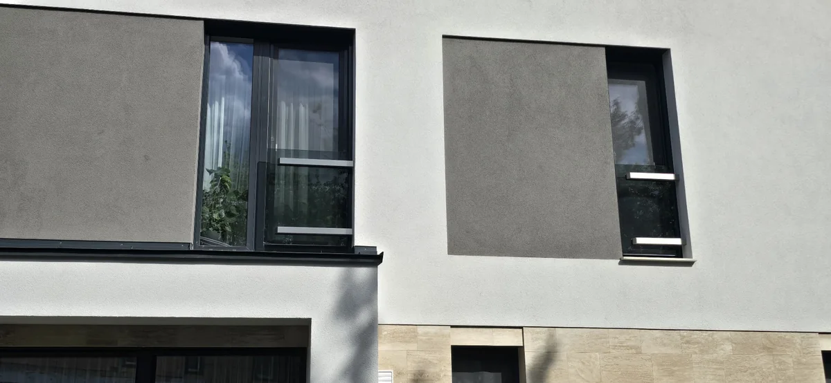 Elkészült homlokzat nagyméretű nyílászárókkal